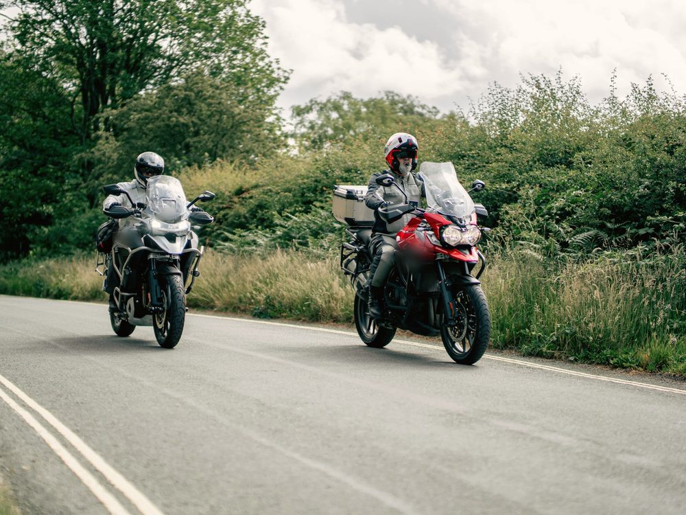 Deux motards roulent sur une route de campagne