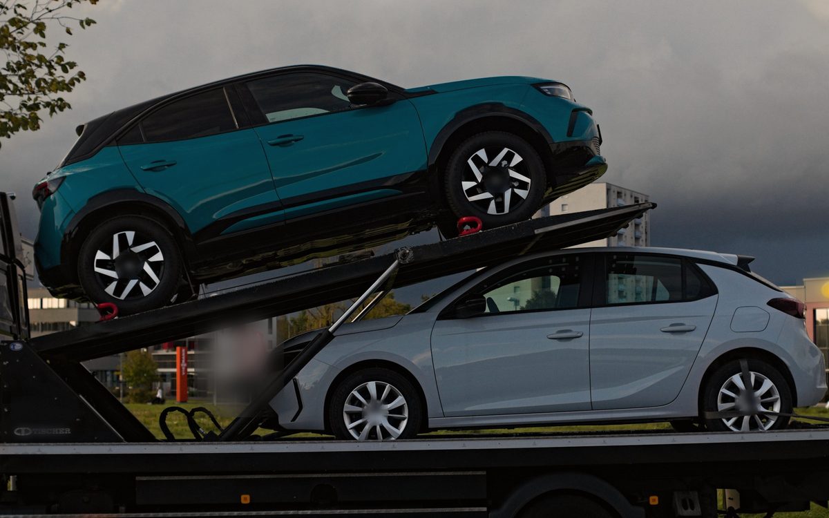 Deux voitures chargées sur un camion porte-voitures